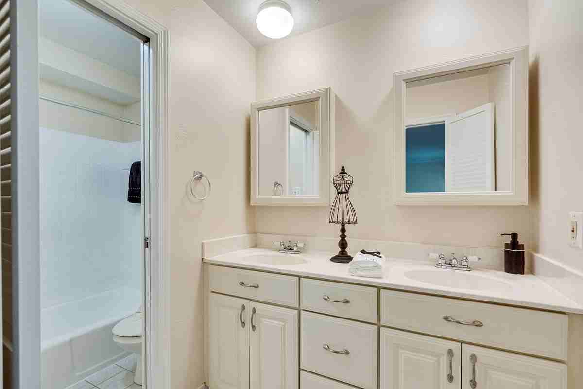 8204 Mockingbird Dr - Photo 3 of 9