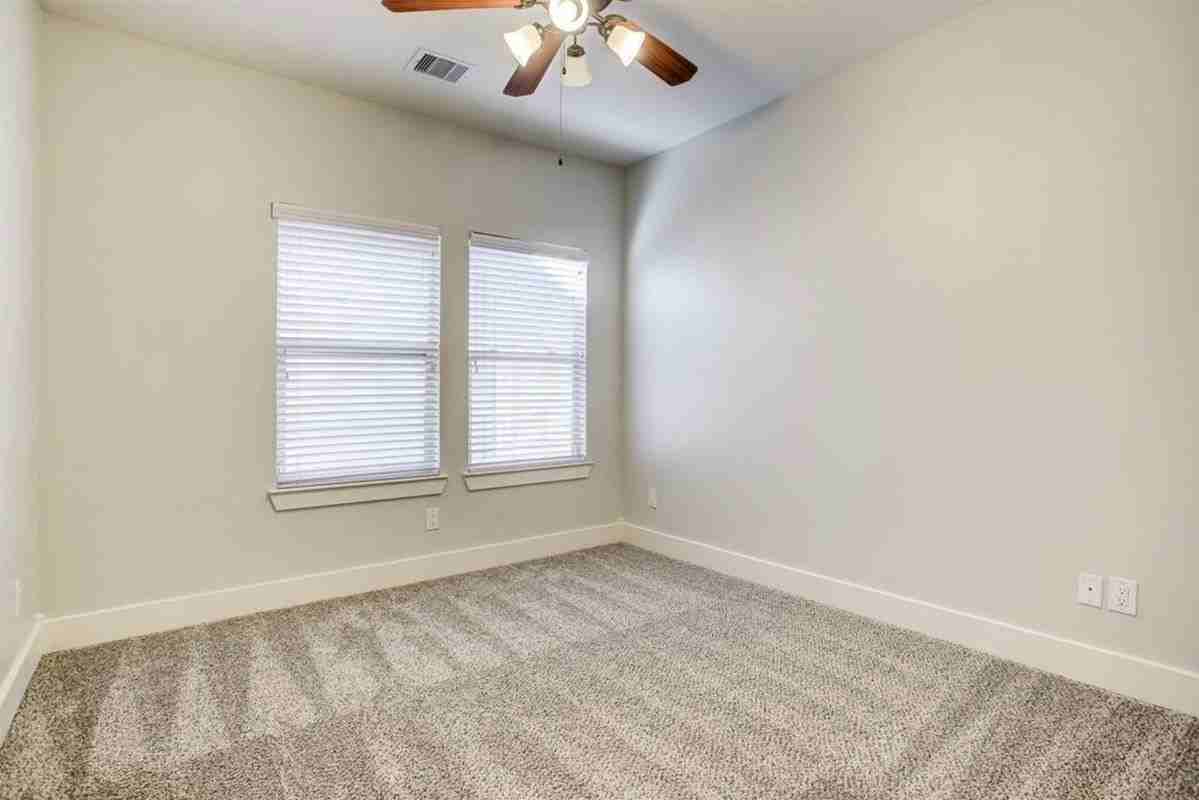 1411 W 22nd St - Photo 3 of 22
