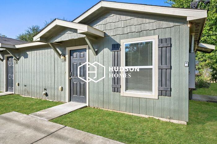 820 Hubert St #B - Photo 3 of 14