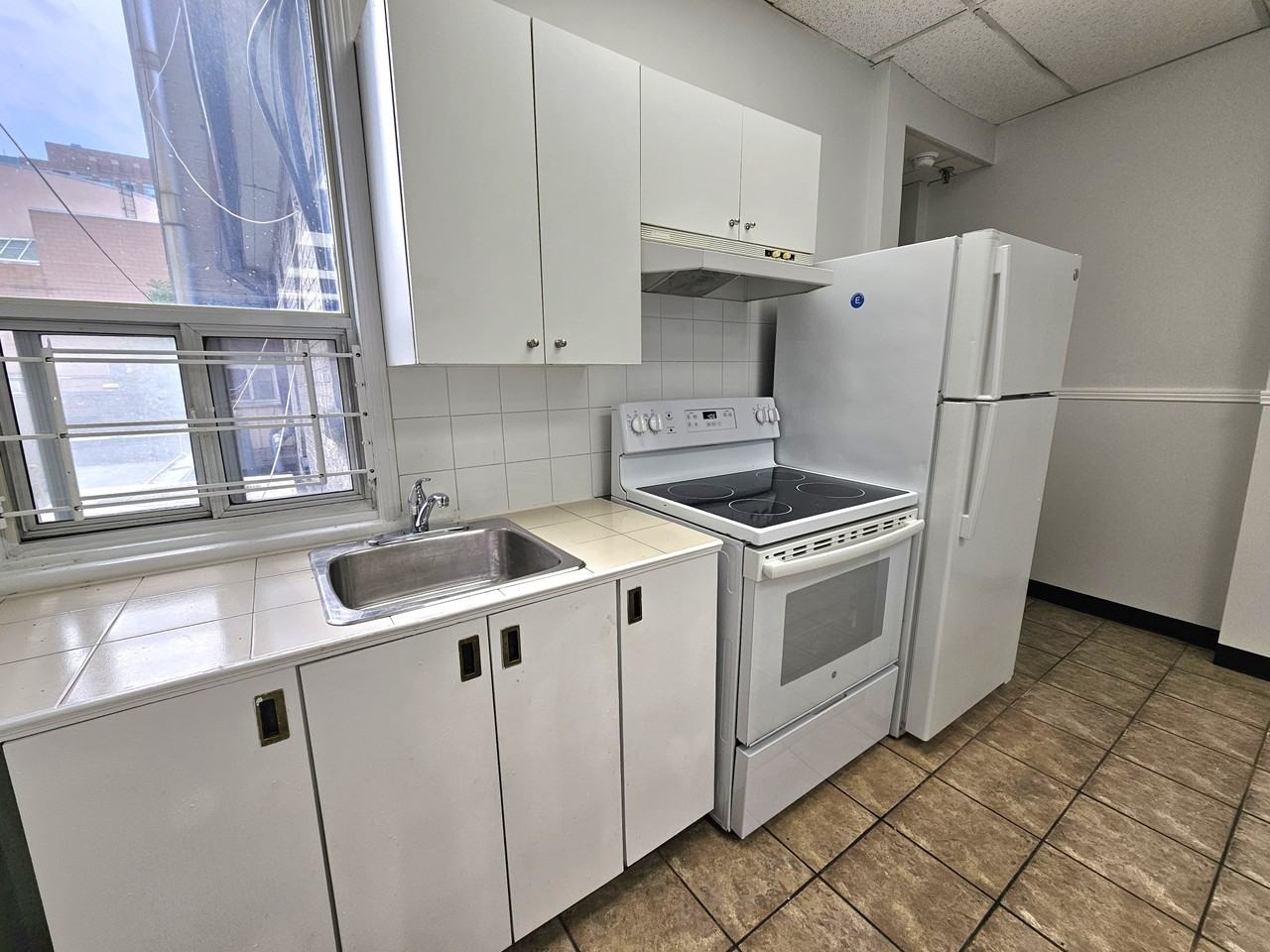 516 Yonge Street ##2 - Photo 3 of 22