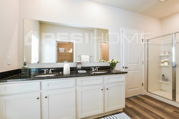 5247 Inglewood Dr - Photo 5 of 17