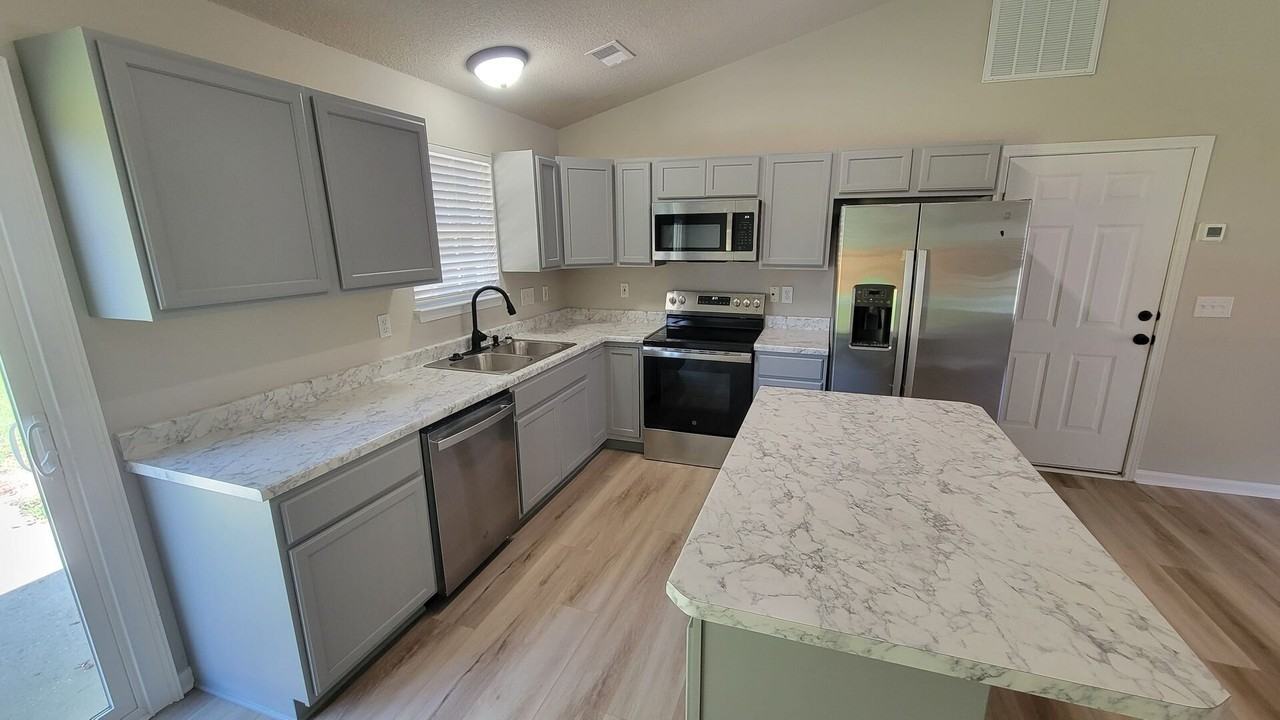 1008 Autumn Leaf Ln - Photo 3 of 12