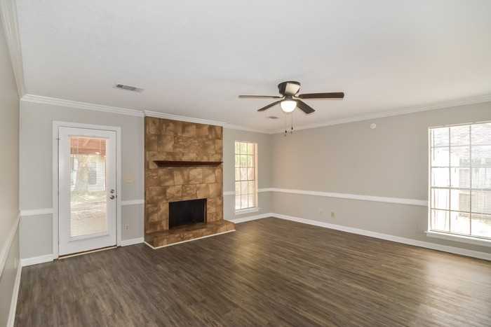 517 Ridgewood Ln - Photo 4 of 12