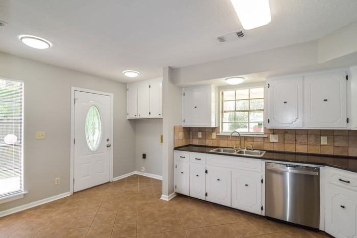 517 Ridgewood Ln - Photo 6 of 12