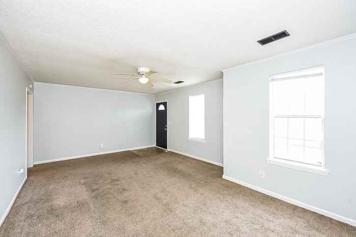 1653 Oak St - Photo 2 of 10