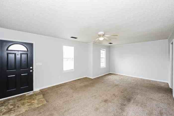 1653 Oak St - Photo 3 of 10