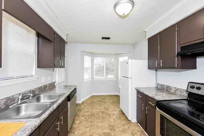1653 Oak St - Photo 4 of 10