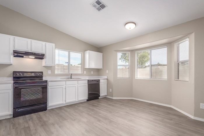 4447 N 87th Ave - Photo 4 of 27