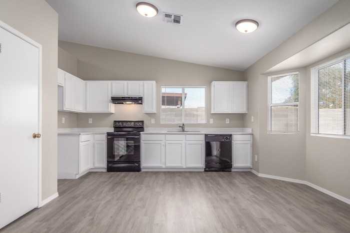 4447 N 87th Ave - Photo 5 of 27