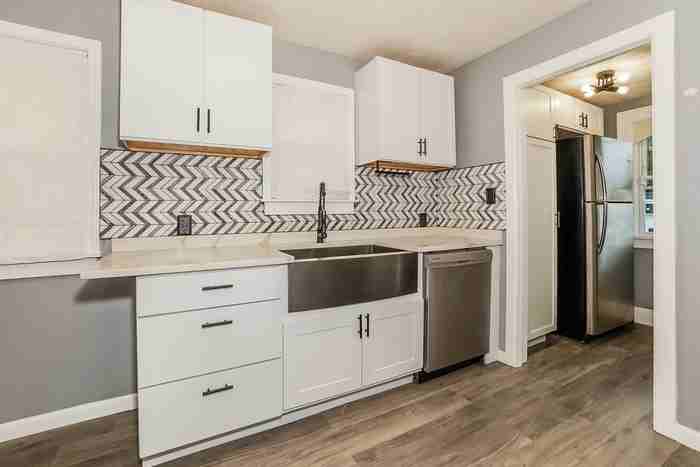 10516 S Highland Ave - Photo 7 of 15