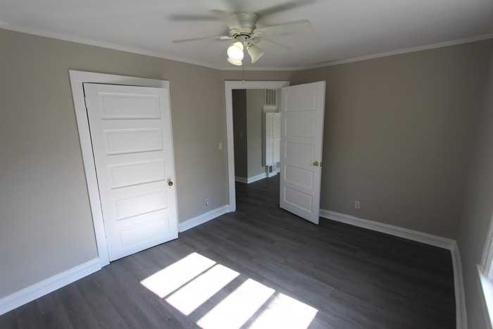 806 Green St - Photo 5 of 8