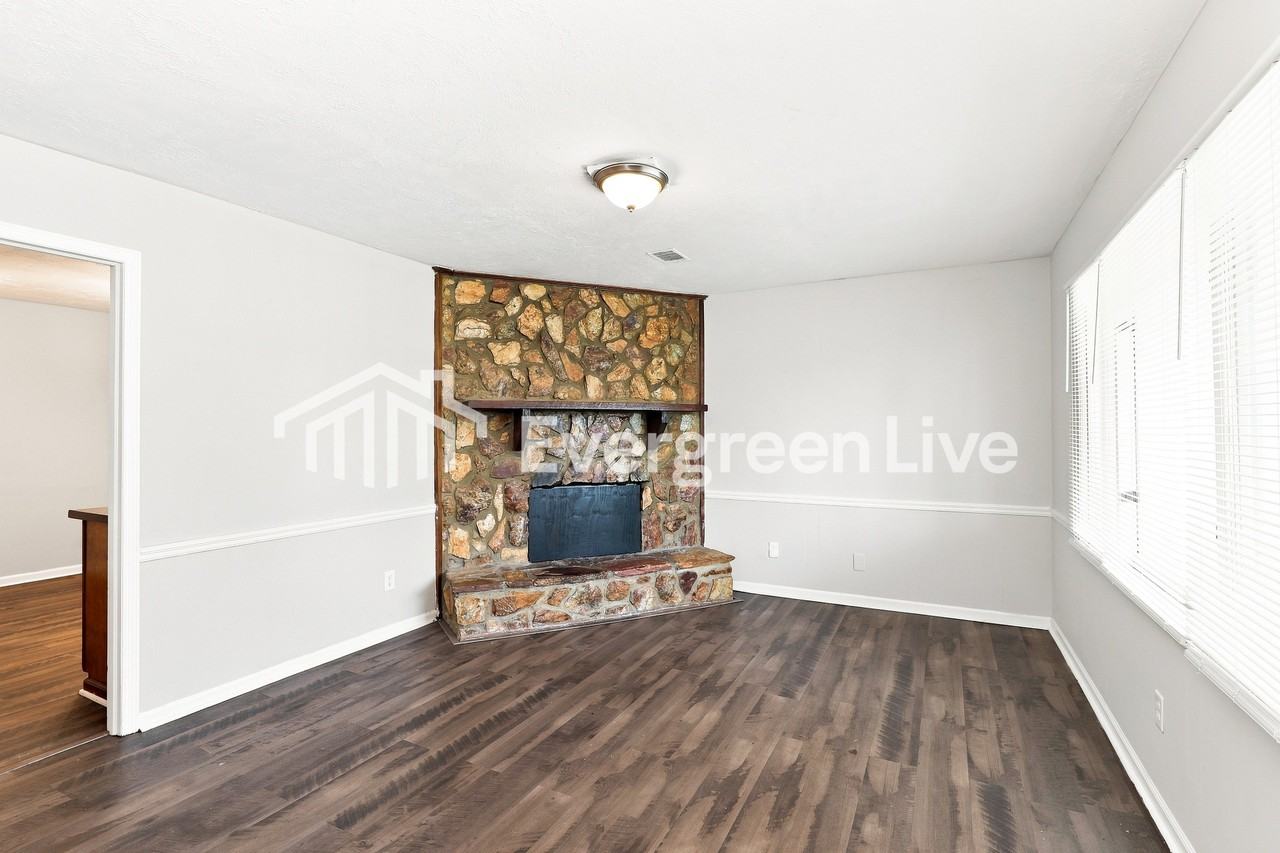 3733 Fairington Dr - Photo 4 of 15