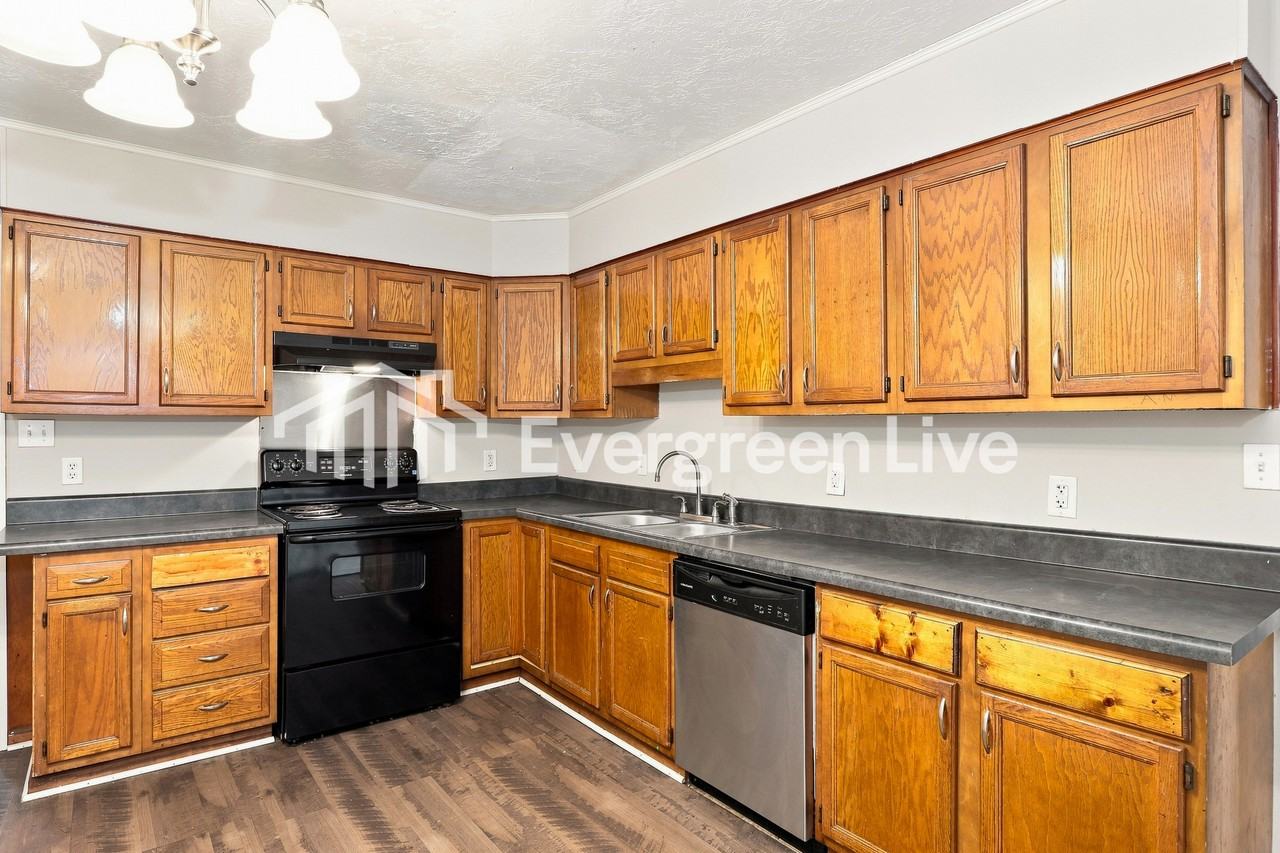 3733 Fairington Dr - Photo 5 of 15