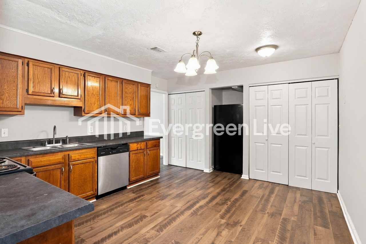 3733 Fairington Dr - Photo 6 of 15