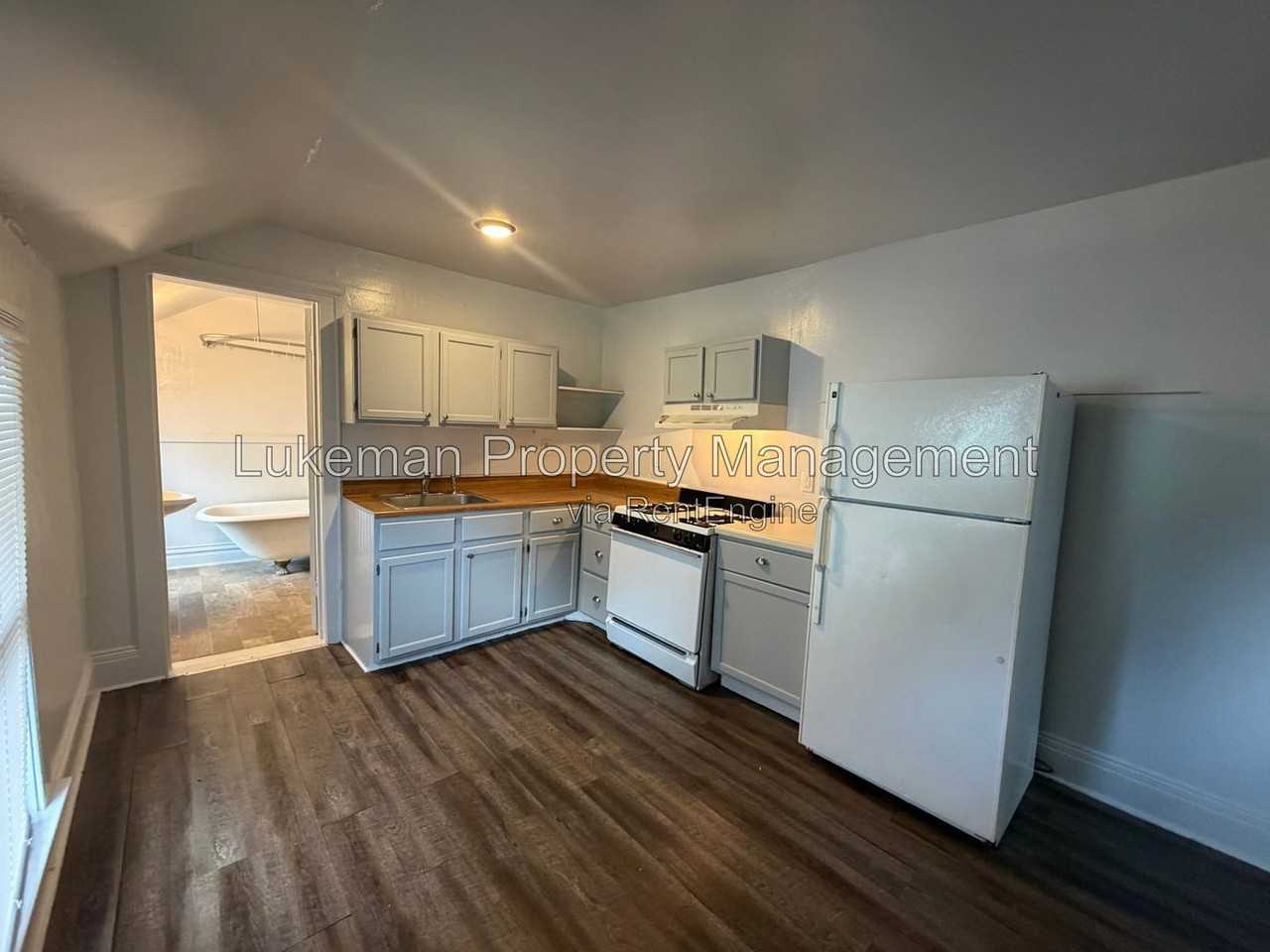 909 Oak St - Photo 2 of 9