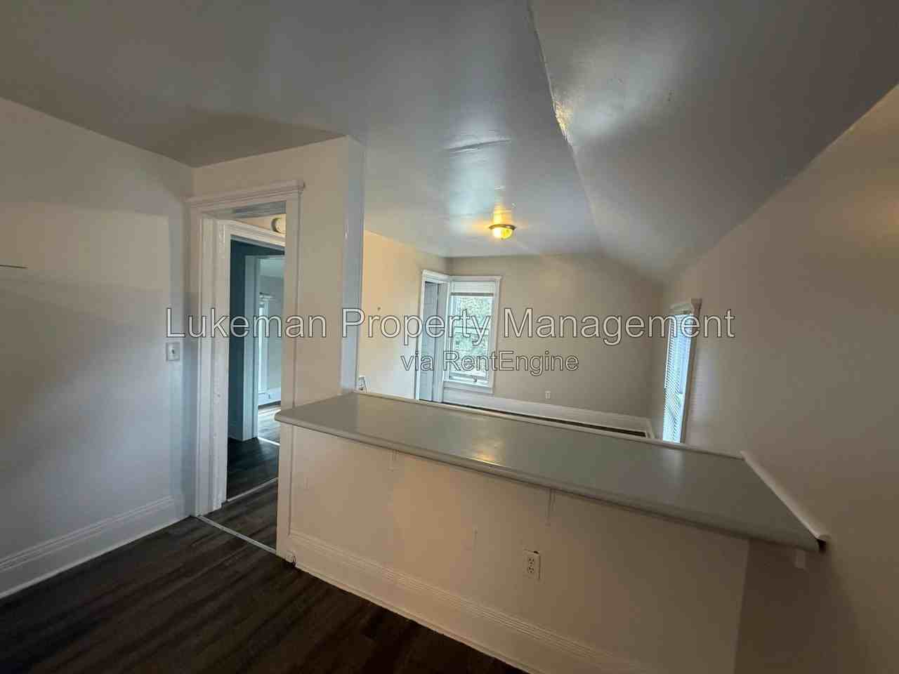 909 Oak St - Photo 3 of 9