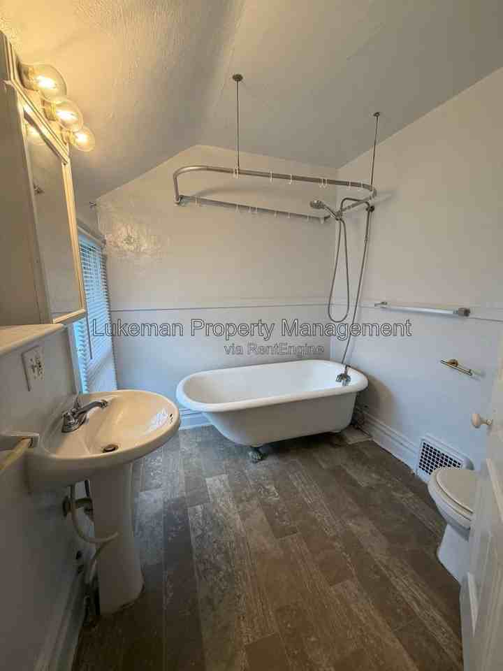 909 Oak St - Photo 4 of 9