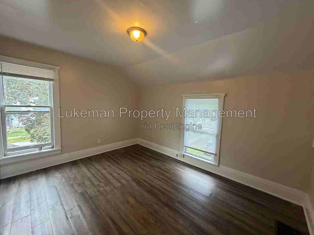 909 Oak St - Photo 5 of 9
