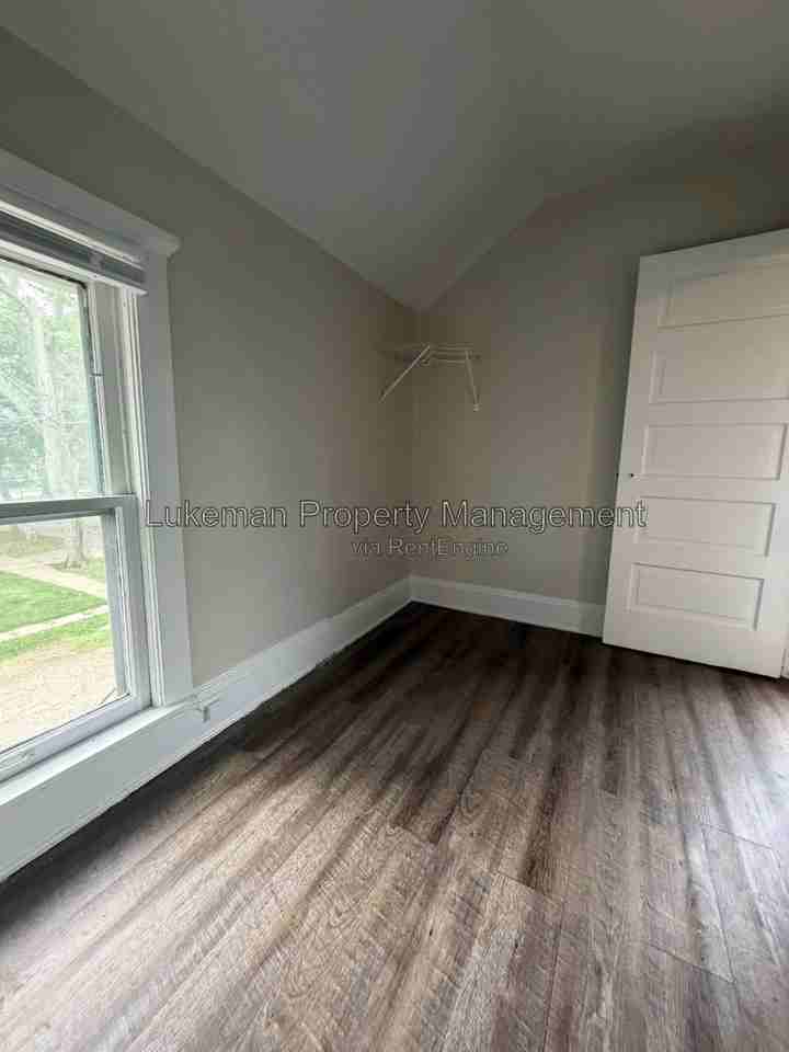 909 Oak St - Photo 6 of 9