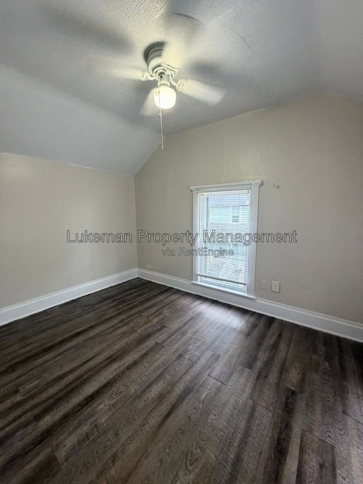 909 Oak St - Photo 7 of 9