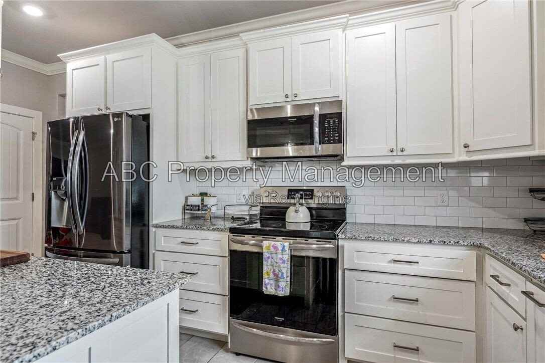 1038 Jameson St - Photo 2 of 20