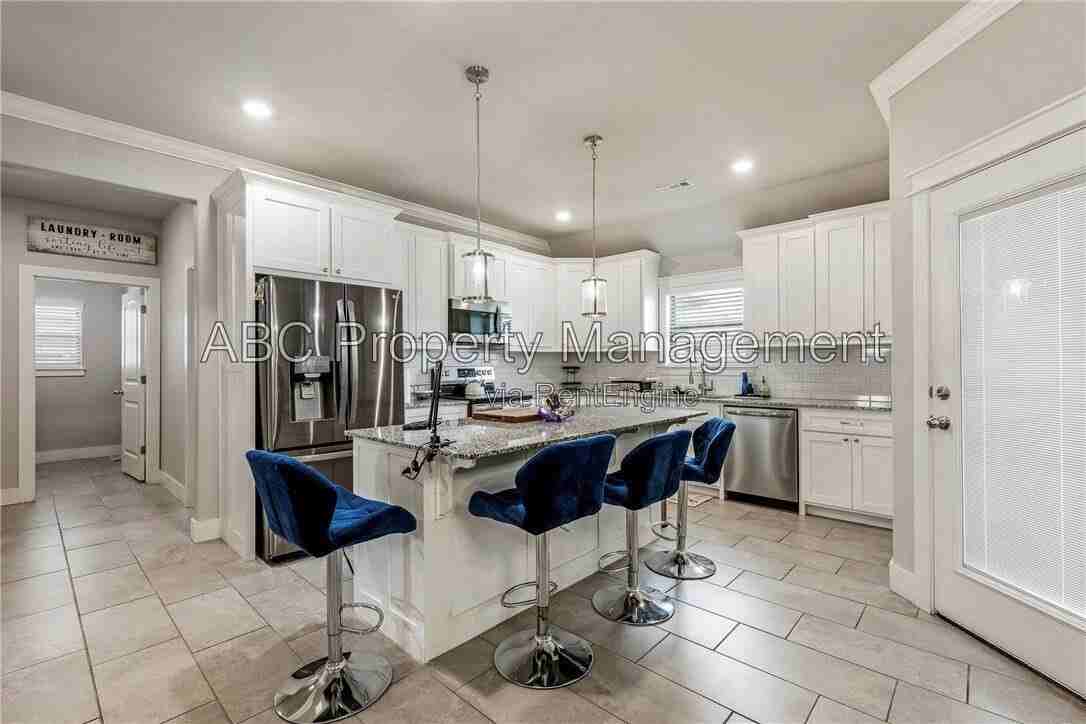 1038 Jameson St - Photo 3 of 20