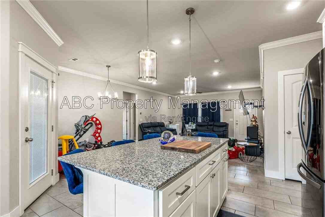 1038 Jameson St - Photo 4 of 20