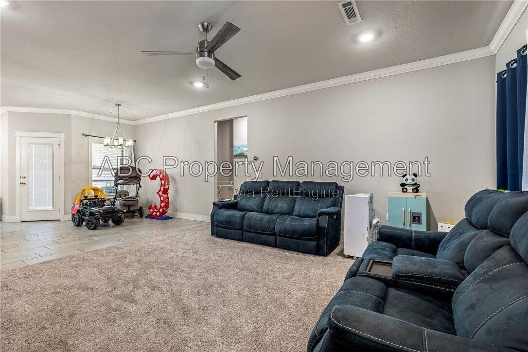 1038 Jameson St - Photo 5 of 20