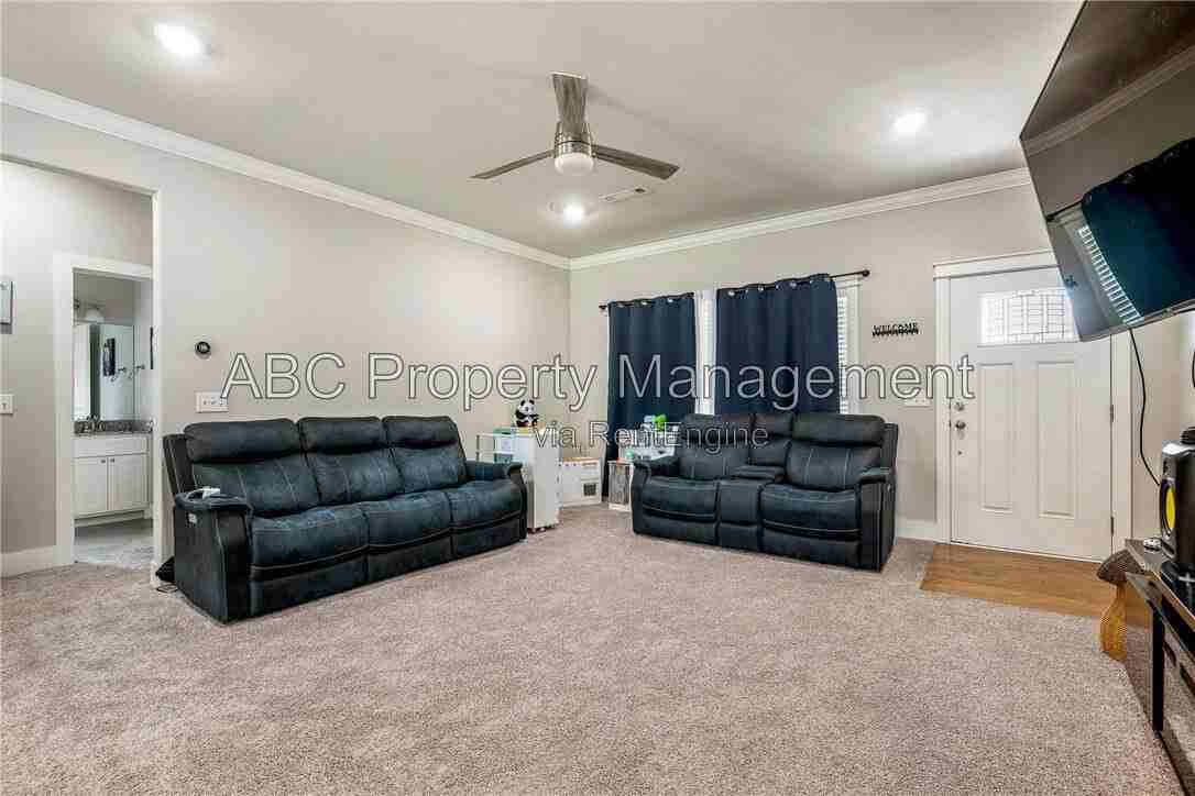 1038 Jameson St - Photo 6 of 20