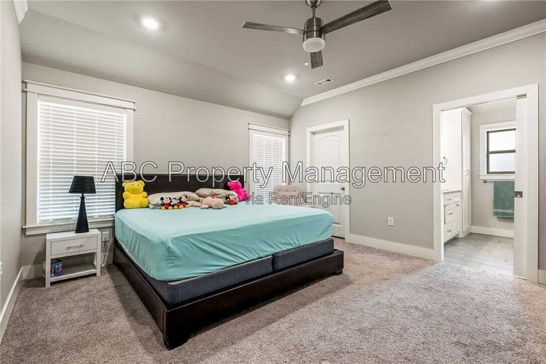 1038 Jameson St - Photo 7 of 20