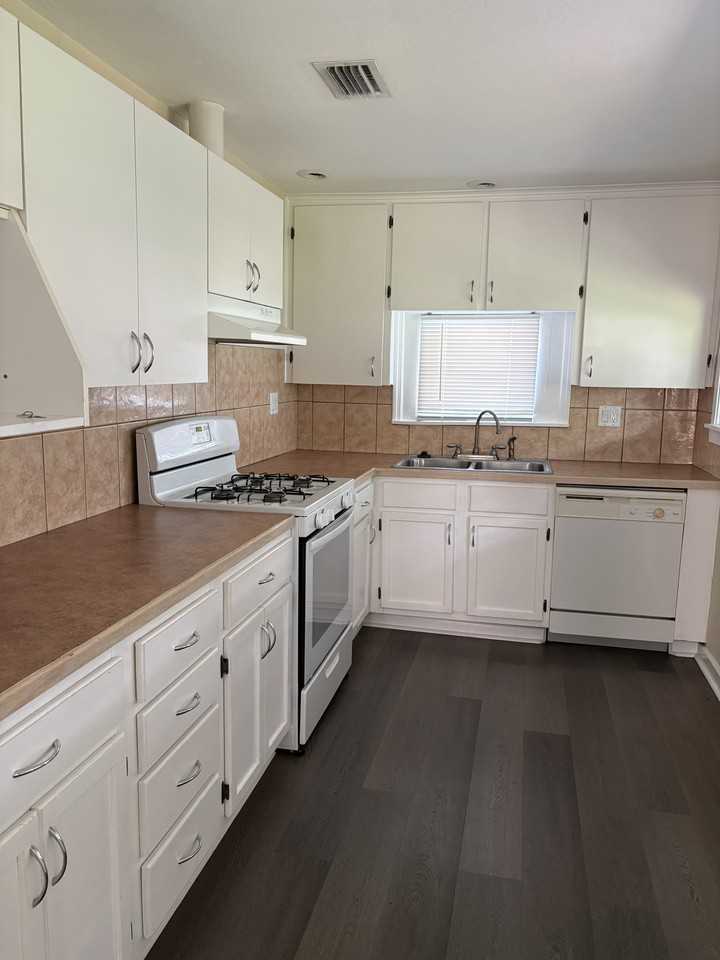 719 Ne 4th St #NA - Photo 3 of 11