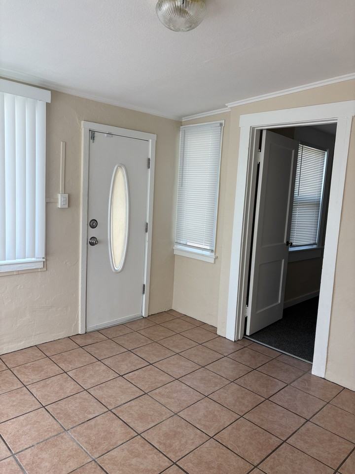 719 Ne 4th St #NA - Photo 6 of 11