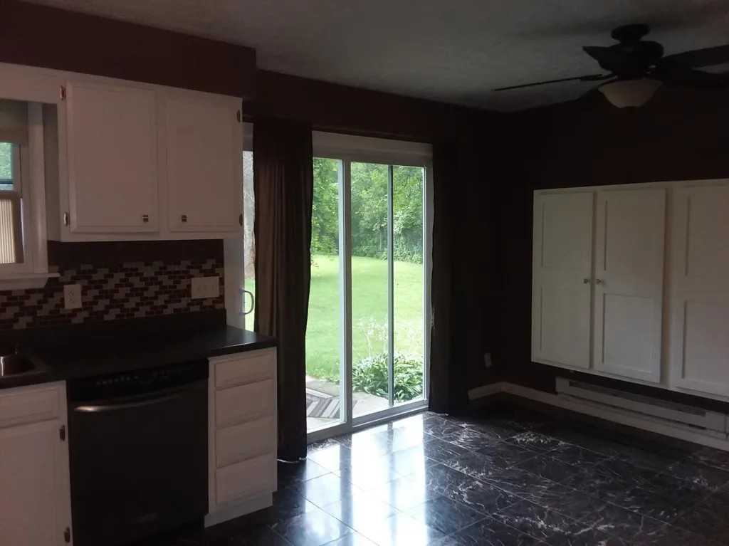 911 James St #11 - Photo 4 of 10