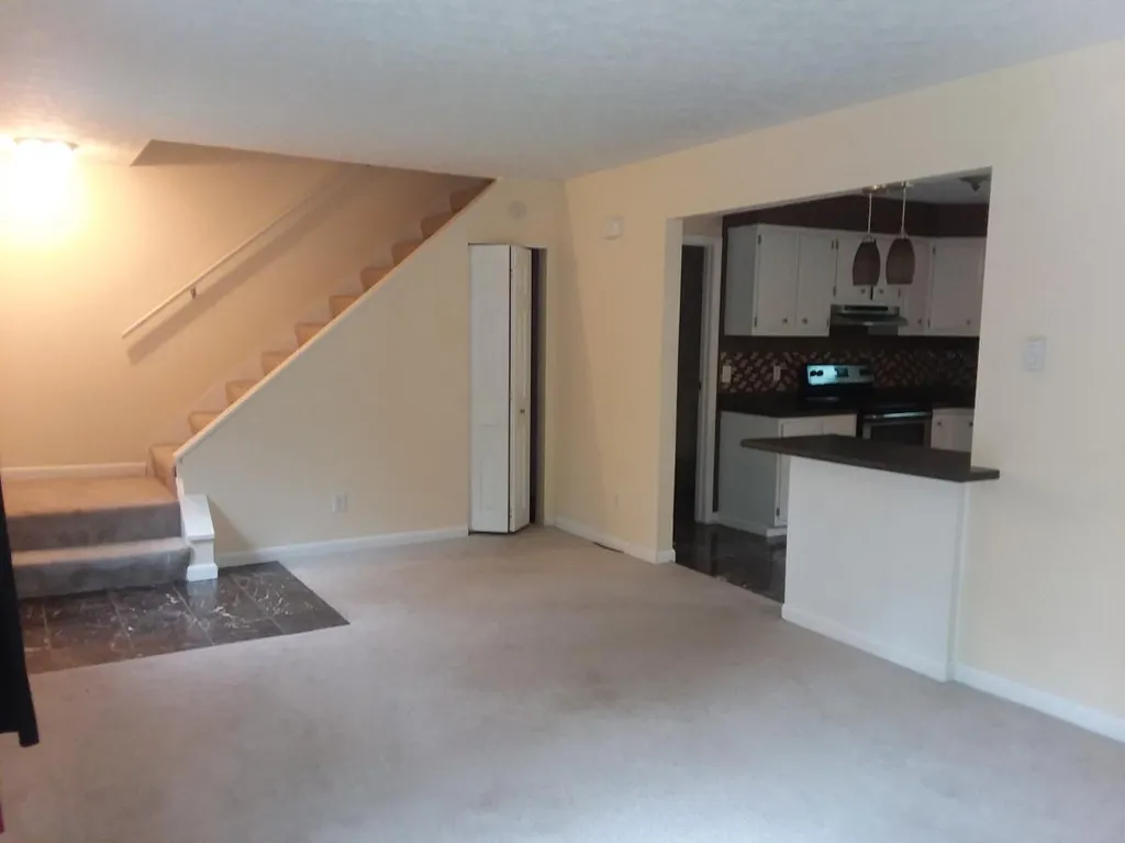 911 James St #11 - Photo 5 of 10