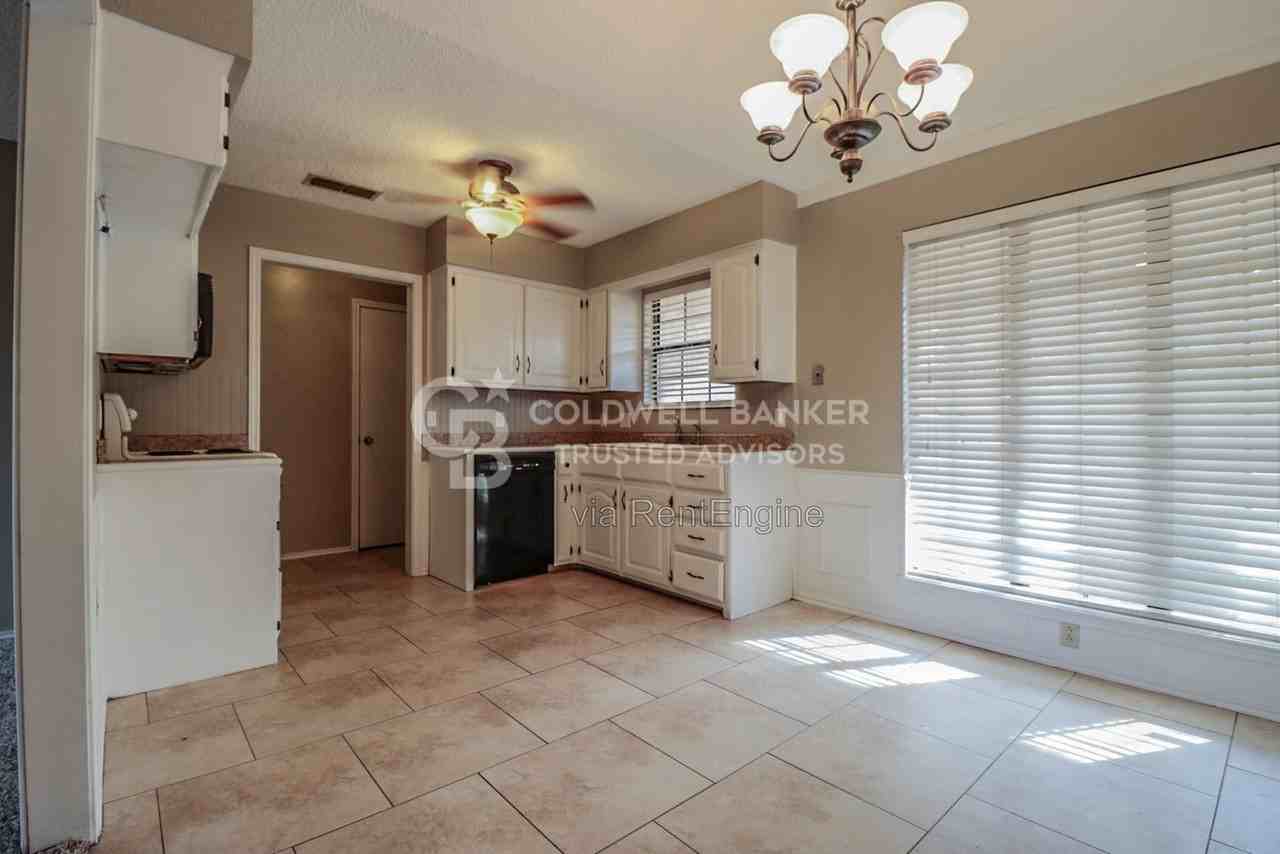 6032 72nd St - Photo 4 of 10