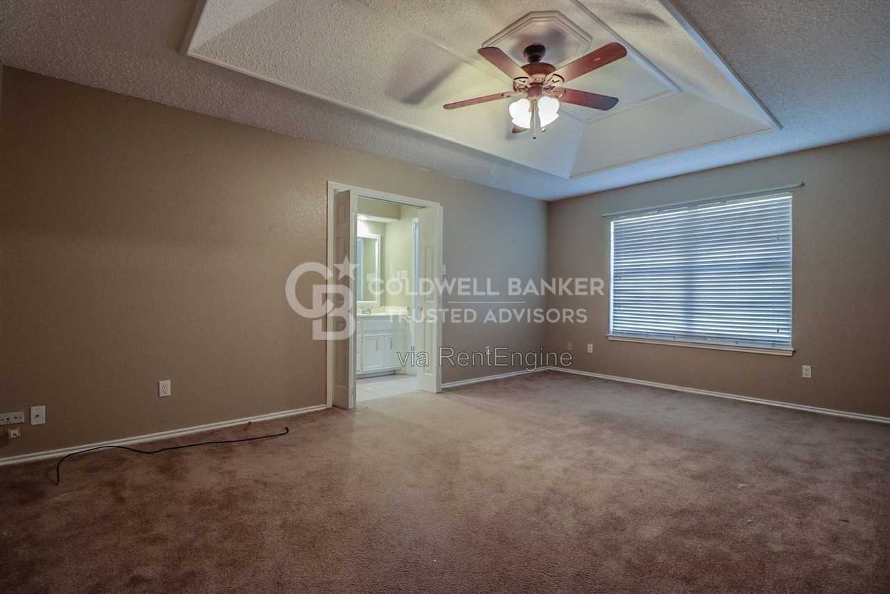 6032 72nd St - Photo 5 of 10