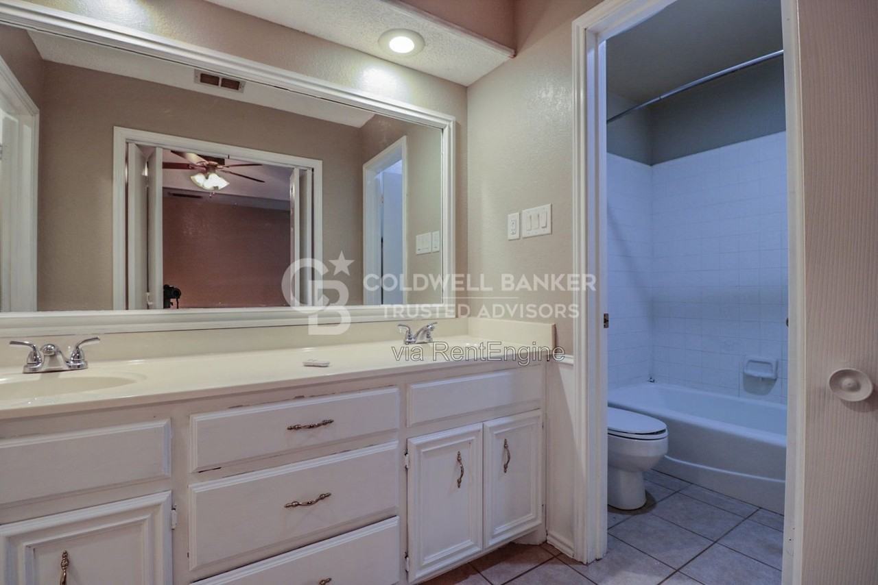 6032 72nd St - Photo 6 of 10