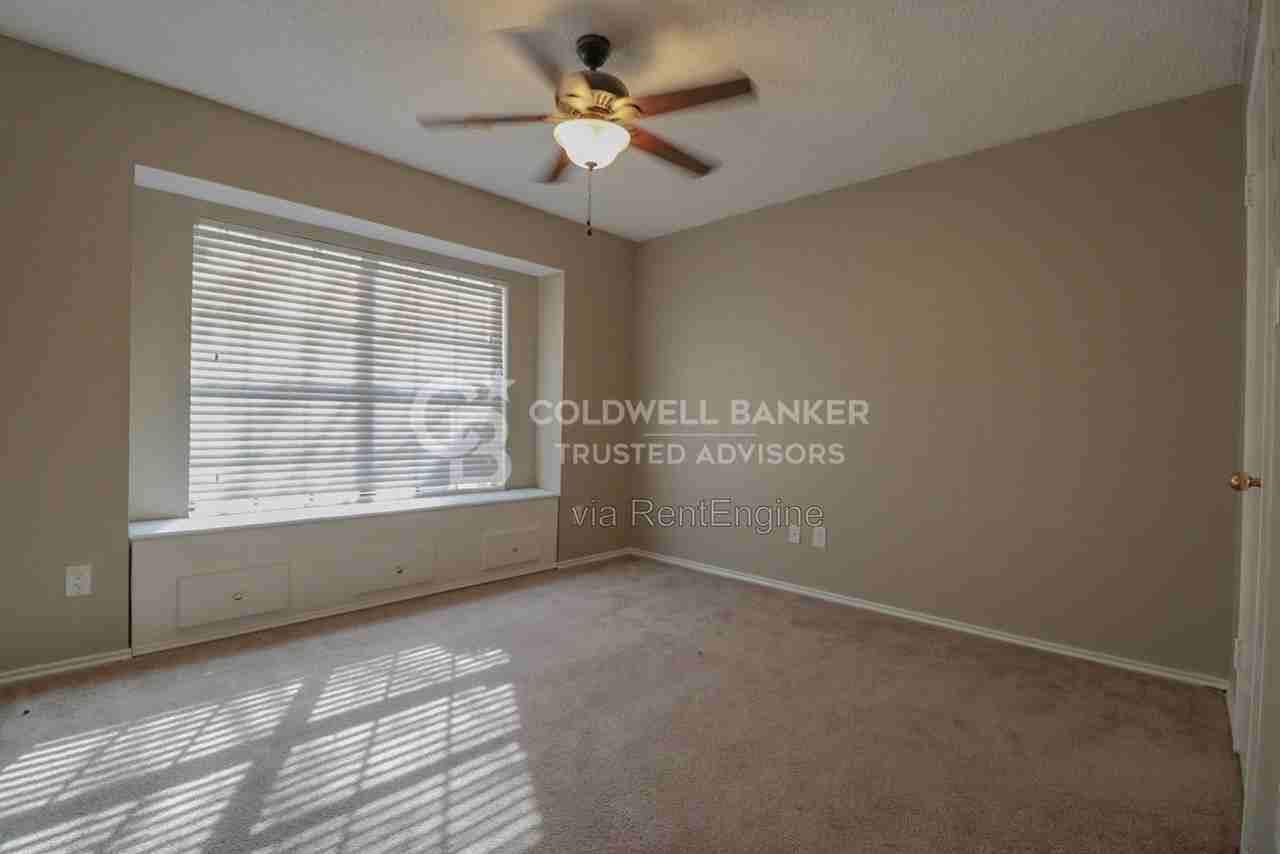 6032 72nd St - Photo 7 of 10