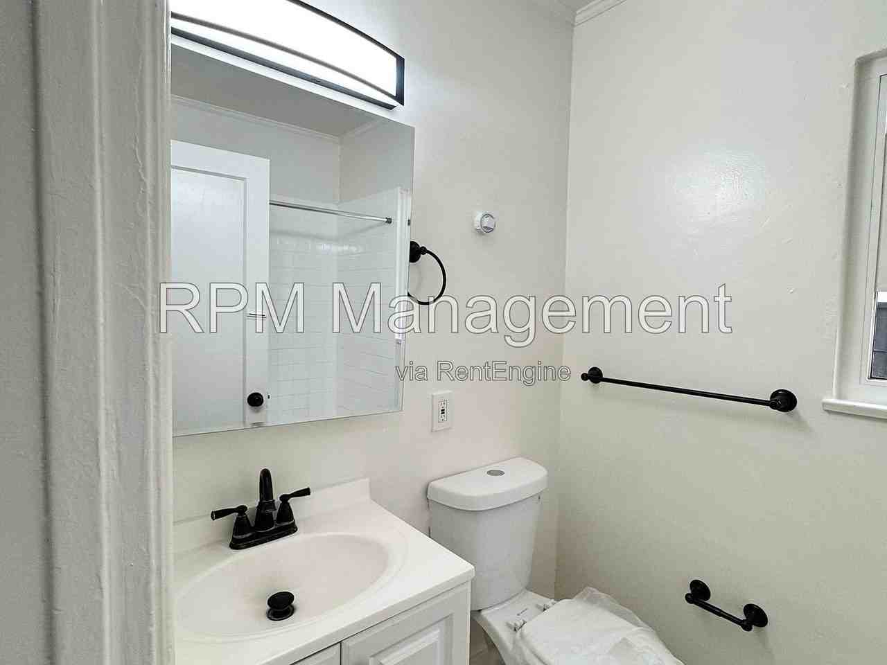 1041 1/4 S Norton Ave #1041-1-4 - Photo 6 of 7