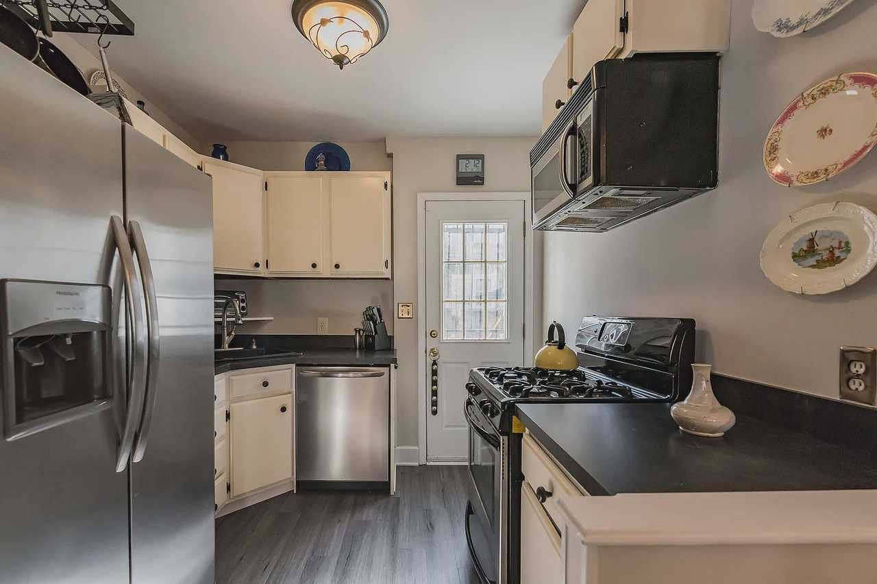 2214 Pemberton St - Photo 4 of 28