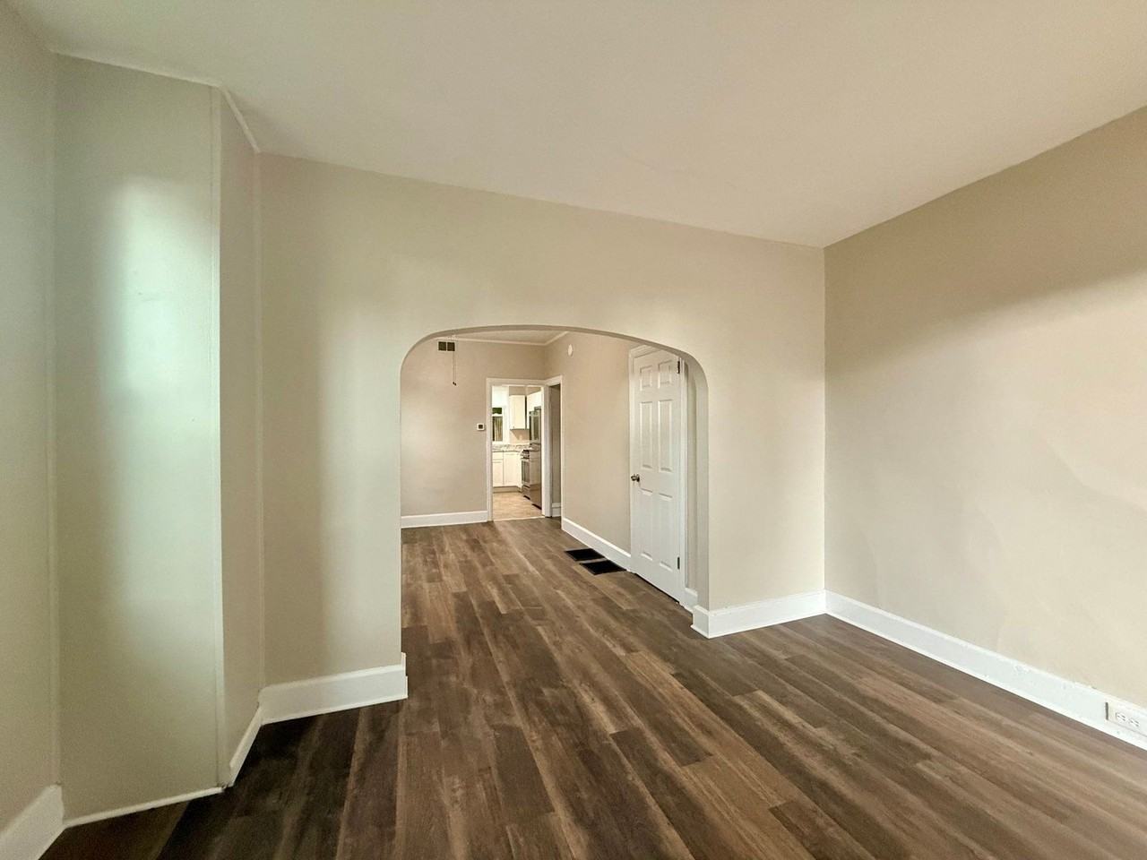 1067 Main St - Photo 4 of 30