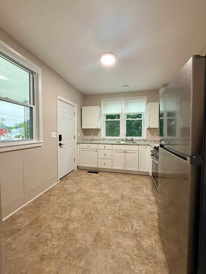 1067 Main St - Photo 7 of 30