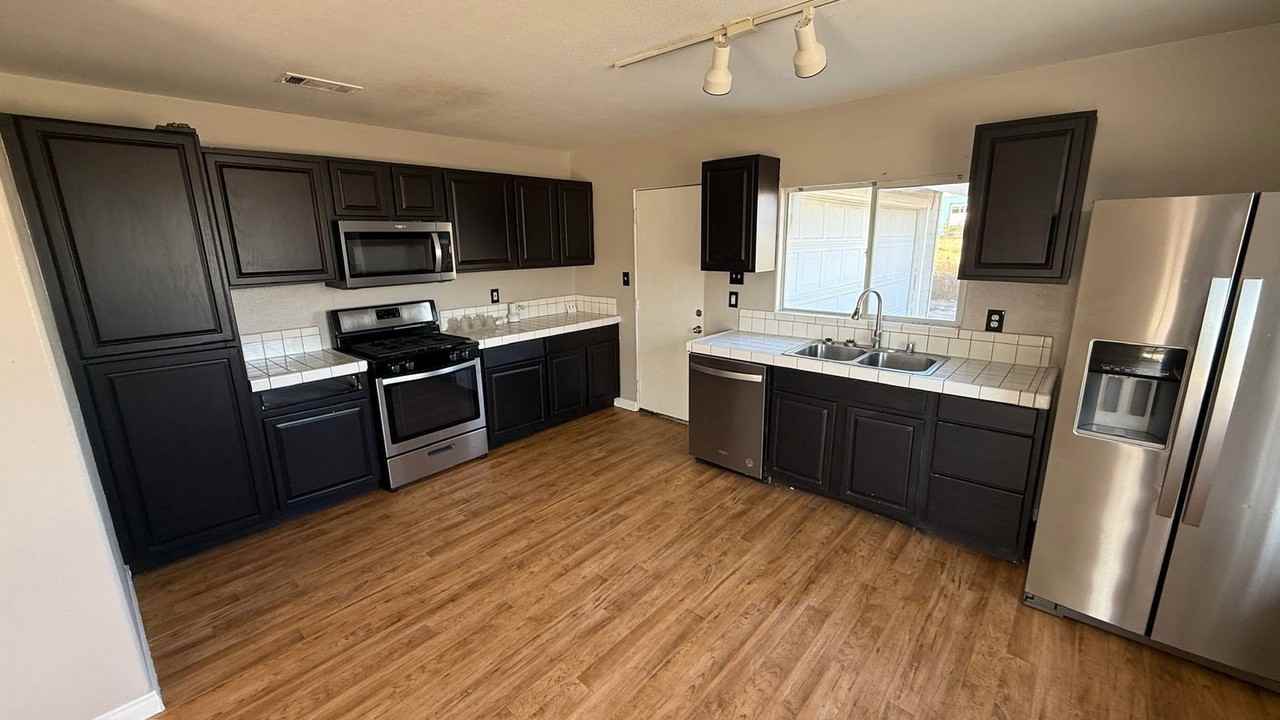 879 Wilson Ave - Photo 4 of 7