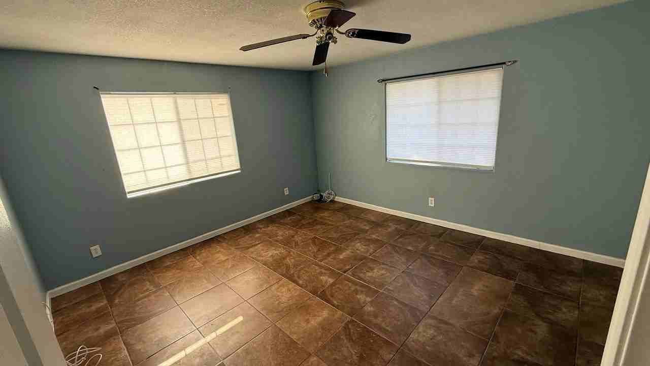 879 Wilson Ave - Photo 5 of 7