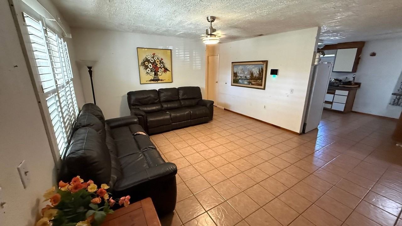 875 Wilson Ave - Photo 3 of 9