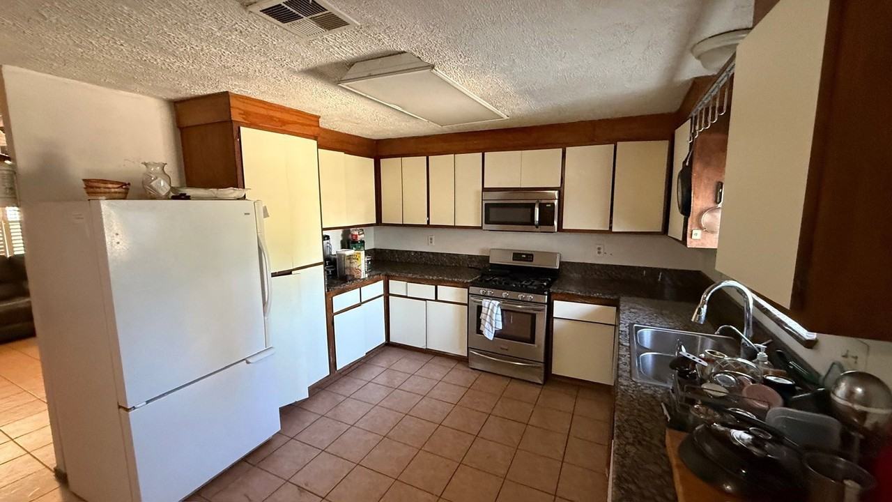 875 Wilson Ave - Photo 4 of 9