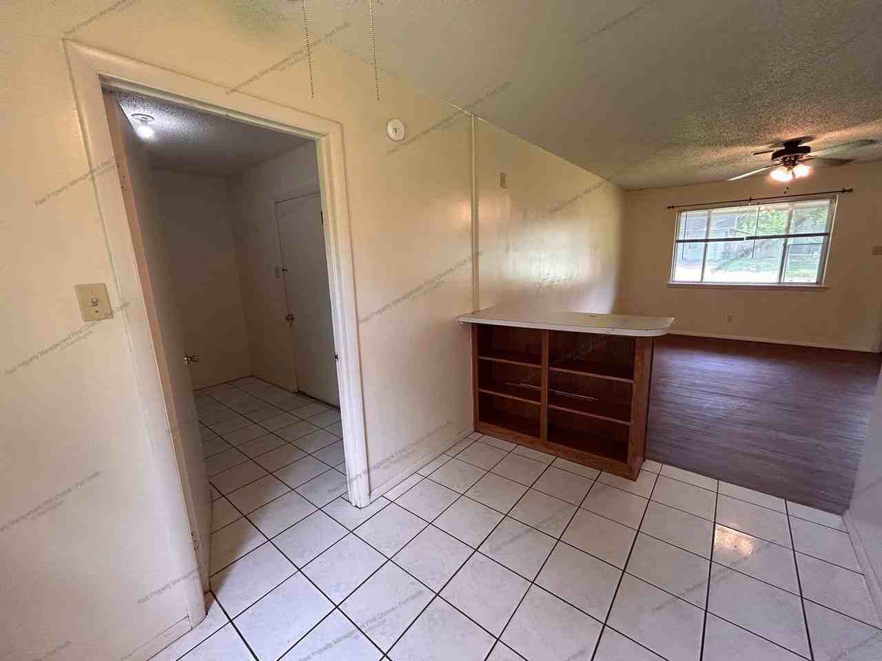905 W Baltimore St - Photo 5 of 20