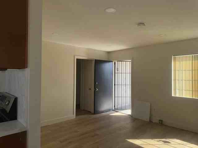 225 W Santa Barbara St #C - Photo 4 of 17