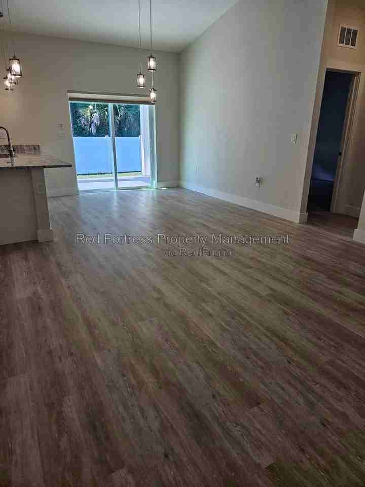 1900 E 11th St - Photo 6 of 12