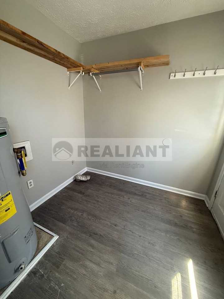 3688 Crosby Dr #B - Photo 6 of 9